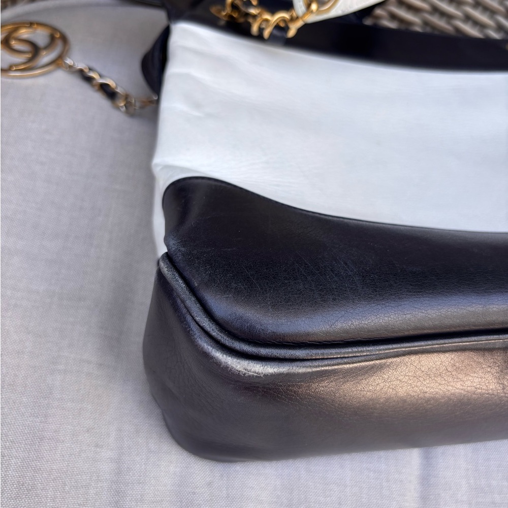 Authentic CHANEL bicolor vintage leather CC navy white leather tote - Picture 12 of 15